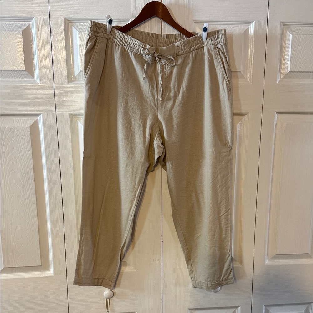 Old Navy Women's Tan Capris